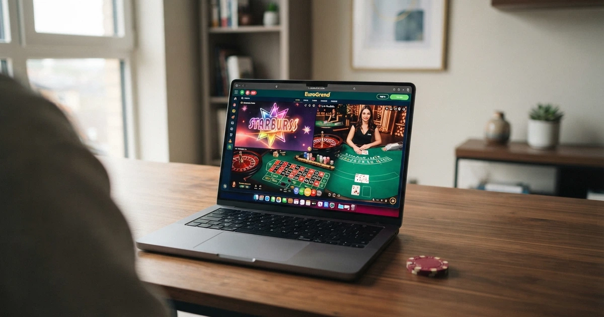 Un giocatore italiano sorridente davanti allo schermo di un computer con l'interfaccia di un casinò online europeo, affiancato da icone che rappresentano sicurezza, bonus e licenza ADM